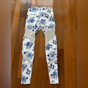 Fit Booty Floral Blue and White Leggings size M